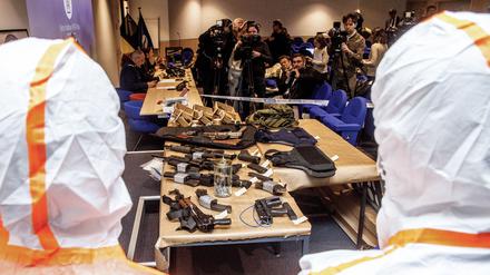 Das Waffenarsenal der Verdächtigen bei einer Pressekonferenz belgischer und französischer Ermittlungsbehörden.