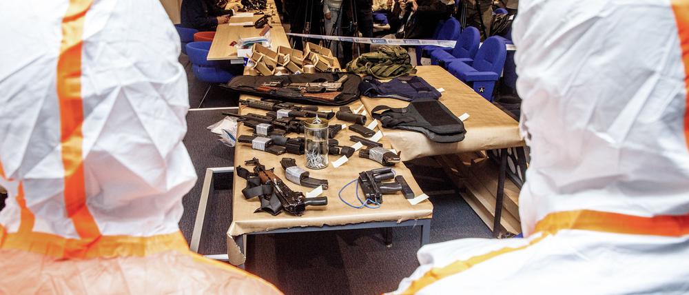 Das Waffenarsenal der Verdächtigen bei einer Pressekonferenz belgischer und französischer Ermittlungsbehörden.