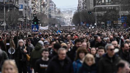 Sie fordern Gerechtigkeit für die Opfer des Zugunglücks von Tempi am 28. Februar 2023: Hunderttausende Menschen gingen an diesem Freitag in Griechenland auf die Straßen.