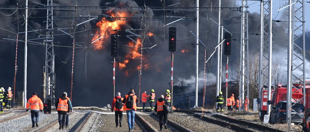 Feuerwehrleute sind vor einem defekten Eisenbahntankwagen im Einsatz, aus dem Benzol, eine brennbare und giftige Flüssigkeit, ausläuft. In Tschechien ist ein Güterzug mit giftigem und brennbarem Benzol entgleist.