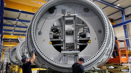 Mit dem kürzlich veröffentlichten „Clean Industrial Deal“ will die EU-Kommission Klimaschutz und Wirtschaftswachstum zusammenbringen sowie grüne Technologien fördern, hier die Turbine einer Windkraftanlage. 