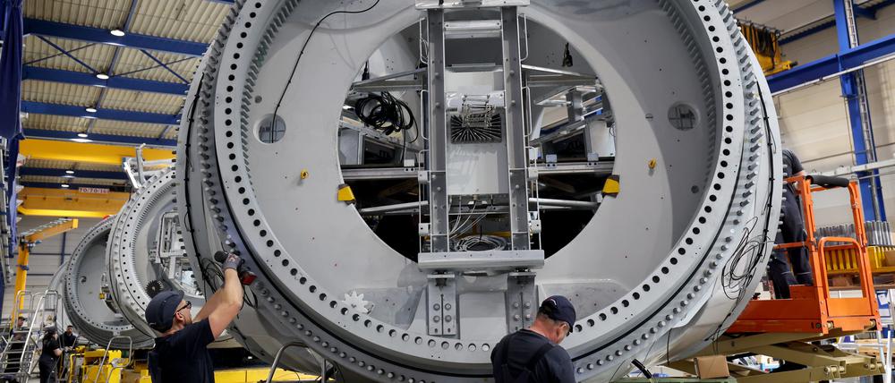 Mit dem kürzlich veröffentlichten „Clean Industrial Deal“ will die EU-Kommission Klimaschutz und Wirtschaftswachstum zusammenbringen sowie grüne Technologien fördern, hier die Turbine einer Windkraftanlage. 