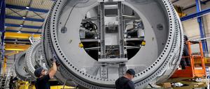 Mit dem kürzlich veröffentlichten „Clean Industrial Deal“ will die EU-Kommission Klimaschutz und Wirtschaftswachstum zusammenbringen sowie grüne Technologien fördern, hier die Turbine einer Windkraftanlage. 
