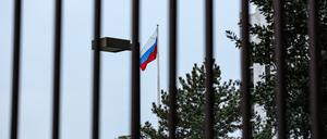 Die Flagge von Russland weht vor der russischen Botschaft.