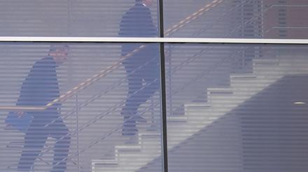 Hinter den Kulissen hat die Regierungsbildung begonnen. Union und SPD schickten insgesamt 18 Verhandler in die erste Runde. 