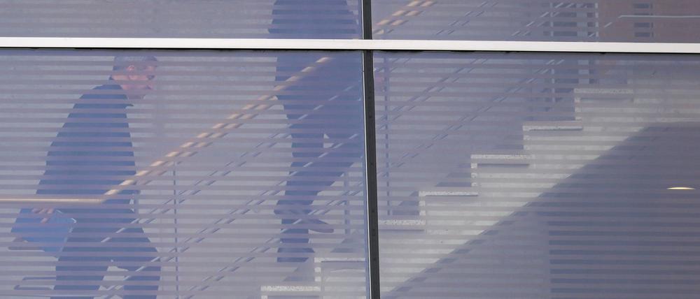 Hinter den Kulissen hat die Regierungsbildung begonnen. Union und SPD schickten insgesamt 18 Verhandler in die erste Runde. 