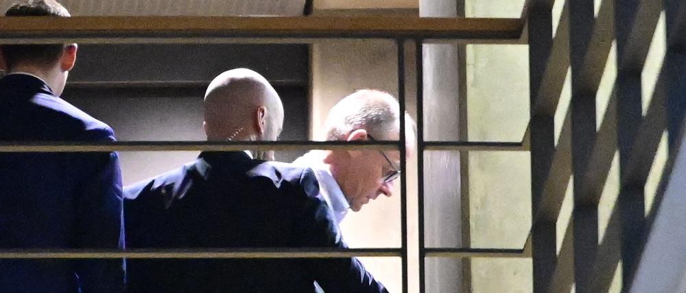Der CDU-Vorsitzende Friedrich Merz verlässt am 28. Februar 2025 ein Treffen mit Vertretern der SPD.