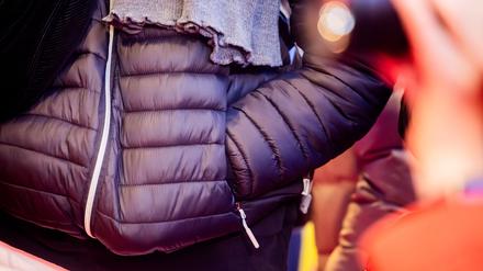 Hauptsache dick und gemütlich: Daunenjacken (mit Enten- oder Gänsedaunen) oder eben Puffer Jackets (meist mit synthetischen Isolationsmaterialien) sind sehr angesagt. 