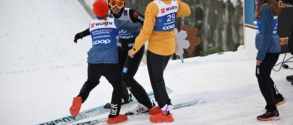 Selina Freitag wird von ihren Teamkolleginnen gefeiert.