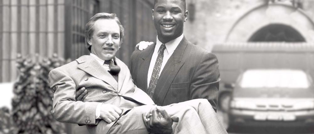 Boxmanager Frank Maloney (links) auf den Armen seines Schützlings Lennox Lewis.