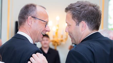 Friedrich Merz , CDU-Bundesvorsitzender, und Lars Klingbeil, SPD-Bundesvorsitzender, unterhalten sich (Archivbild).