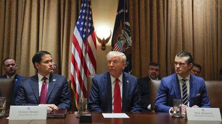 US-Präsident Donald Trump (M) spricht während seiner erste Kabinettssitzung nach seiner Wiederwahl im Weißen Haus.