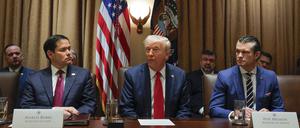 US-Präsident Donald Trump (M) spricht während seiner erste Kabinettssitzung nach seiner Wiederwahl im Weißen Haus.