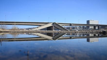 Blick auf den Brückenzug der teileingestürzten Carolabrücke auf der Neustädter Seite der Elbe. In den vergangenen Tagen häuften sich Materialbrüche an der Dresdner Carolabrücke.