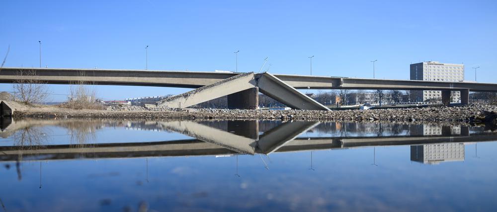 Blick auf den Brückenzug der teileingestürzten Carolabrücke auf der Neustädter Seite der Elbe. In den vergangenen Tagen häuften sich Materialbrüche an der Dresdner Carolabrücke.