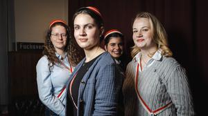 Mit Mütze und Band: Laura Winter, Marla Bartosch, Ceyda Muthler und Amy van der Hulst (von links), Mitglieder der Berliner Studentinnenverbindung Lysistrata, aufgenommen in den Räumen einer befreundeten männlichen Verbindung. 