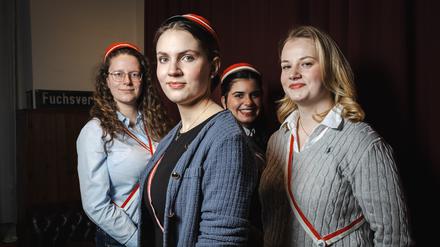 Mit Mütze und Band: Laura Winter, Marla Bartosch, Ceyda Muthler und Amy van der Hulst (von links), Mitglieder der Berliner Studentinnenverbindung Lysistrata, aufgenommen in den Räumen einer befreundeten männlichen Verbindung. 