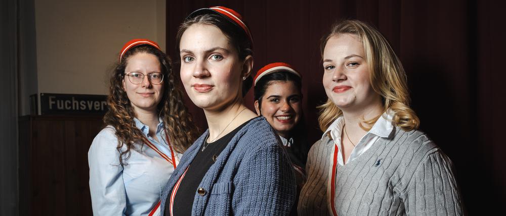 Mit Mütze und Band: Laura Winter, Marla Bartosch, Ceyda Muthler und Amy van der Hulst (von links), Mitglieder der Berliner Studentinnenverbindung Lysistrata, aufgenommen in den Räumen einer befreundeten männlichen Verbindung. 