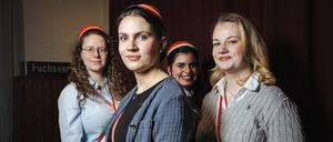 Mit Mütze und Band: Laura Winter, Marla Bartosch, Ceyda Muthler und Amy van der Hulst (von links), Mitglieder der Berliner Studentinnenverbindung Lysistrata, aufgenommen in den Räumen einer befreundeten männlichen Verbindung. 