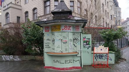 Am Steinplatz in Berlin-Charlottenburg stehen ein Restaurant und ein alter Kiosk seit Jahren leer.