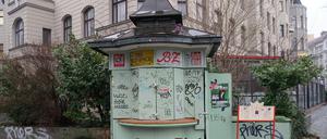 Am Steinplatz in Berlin-Charlottenburg stehen ein Restaurant und ein alter Kiosk seit Jahren leer.