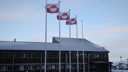 Grönländische Flaggen wehen vor dem Parlament Inatsisartut in der Hauptstadt Nuuk. 