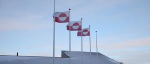 Grönländische Flaggen wehen vor dem Parlament Inatsisartut in der Hauptstadt Nuuk. 