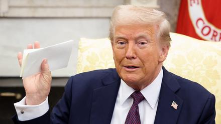 US-Präsident Donald Trump hält einen Brief des britischen Königs Charles, während er sich mit dem britischen Premierminister Keir Starmer (nicht im Bild) im Oval Office trifft (Archivbild).