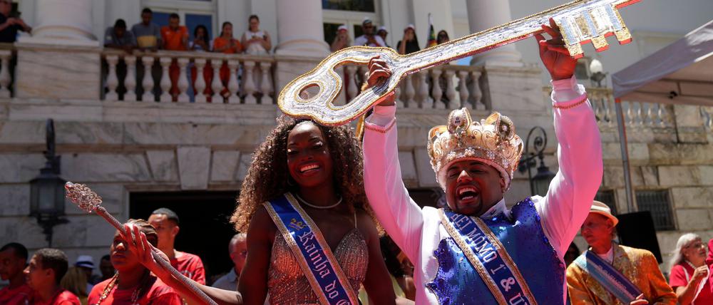 Mit der Übergabe des Stadtschlüssels beginnt der Karneval in Rio de Janeiro.