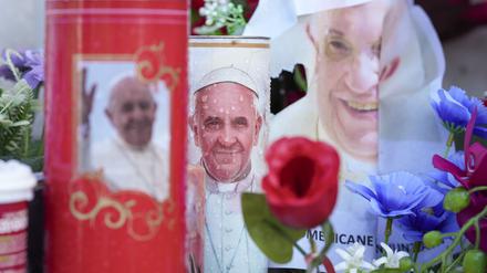 Kerzen und Blumen für Papst Franziskus stehen an der Poliklinik Agostino Gemelli wo der Papst seit Freitag, 14. Februar, im Krankenhaus liegt.