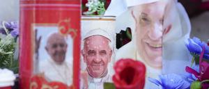 Kerzen und Blumen für Papst Franziskus stehen an der Poliklinik Agostino Gemelli wo der Papst seit Freitag, 14. Februar, im Krankenhaus liegt.