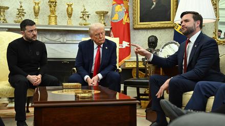 US-Präsident Donald Trump und der ukrainische Präsident Wolodymyr Selenskyj hören Vizepräsident JD Vance zu, während sie sich im Oval Office des Weißen Hauses treffen (Archivbild)