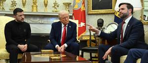 US-Präsident Donald Trump und der ukrainische Präsident Wolodymyr Selenskyj hören Vizepräsident JD Vance zu, während sie sich im Oval Office des Weißen Hauses treffen (Archivbild)