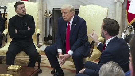 Eklat im Weißen Haus: US-Präsident Donald Trump, seinem Vize J.D. Vance (r.) und der ukrainischen Präsident Wolodymyr Selenskyj (l.) lieferten sich am Freitag ein beispielloses Wortgefecht.