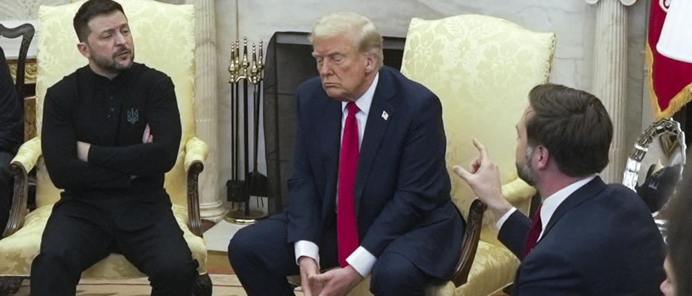 Eklat im Weißen Haus: US-Präsident Donald Trump, seinem Vize J.D. Vance (r.) und der ukrainischen Präsident Wolodymyr Selenskyj (l.) lieferten sich am Freitag ein beispielloses Wortgefecht.