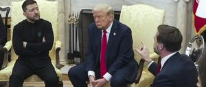 Eklat im Weißen Haus: US-Präsident Donald Trump, seinem Vize J.D. Vance (r.) und der ukrainischen Präsident Wolodymyr Selenskyj (l.) lieferten sich am Freitag ein beispielloses Wortgefecht.