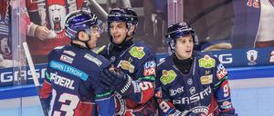 Dank der Tore von Leonhard Pföderl (l) und Ty Ronning (r) siegen die Berliner in München.