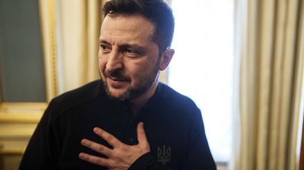 Der ukrainische Präsident Wolodymyr Selenskyj spricht zu Journalisten während einer Pressekonferenz in Kiew.