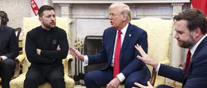 Wolodymyr Selenskyj, Donald Trump und J. D. Vance (v. l. n. r.) am Freitagabend im Oval Office