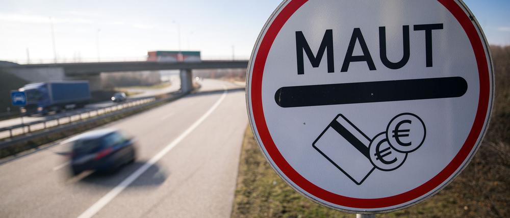 2019 scheiterten die Pkw-Maut-Pläne der damaligen Bundesregierung vor Gericht. Das kam die Steuerzahler im Land teuer zu stehen. Nun gibt es aber Anzeichen, dass sich in der CSU eine andere Meinung durchsetzen könnte. (Illustration)