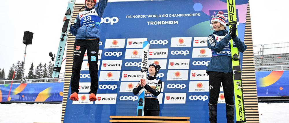 Jubel im Regen und vor leeren Rängen: Selina Freitag (l) feiert ihre Silbermedaille.