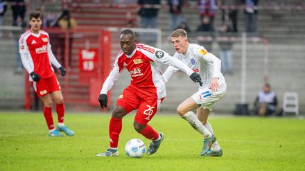 Bereits Anfang Januar trafen Union mit Jerome Roussillon (l) und Holstein Kiel mit Alexander Bernhardsson in einem Testspiel aufeinander.