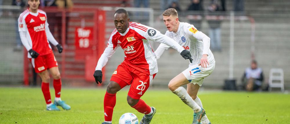 Bereits Anfang Januar trafen Union mit Jerome Roussillon (l) und Holstein Kiel mit Alexander Bernhardsson in einem Testspiel aufeinander.