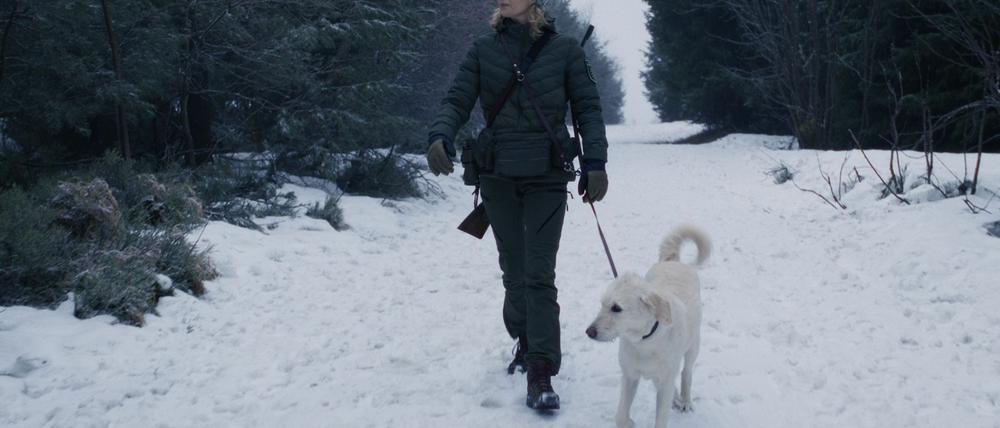 Die Försterin Saskia Bergelt entdeckt in einem zugeschneiten Auto am Waldrand einen Toten.