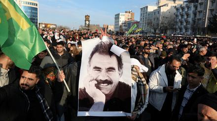 Ein Demonstrant hält ein Bild des inhaftierten militanten Kurdenführers Abdullah Öcalan während einer Kundgebung in Diyarbakir, Türkei.