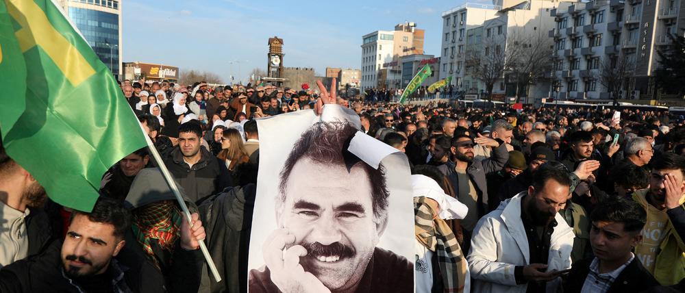 Ein Demonstrant hält ein Bild des inhaftierten militanten Kurdenführers Abdullah Öcalan während einer Kundgebung in Diyarbakir, Türkei.