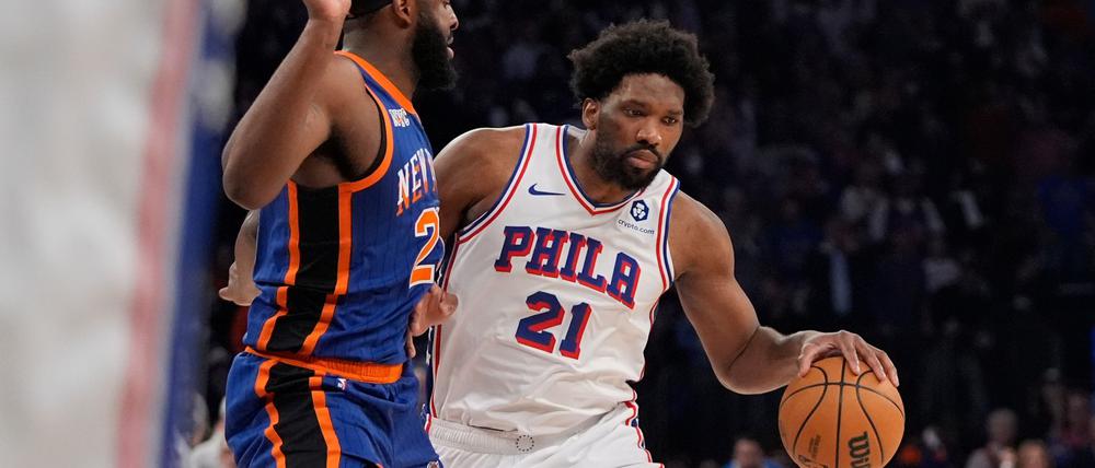 Die Philadelphia 76ers müssen länger ohne ihren Star-Center Joel Embiid (r.) auskommen.