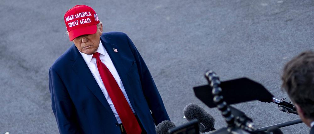 Der amtierende US-Präsident Donald Trump spricht zur Presse, bevor er am Freitag, den 28. Februar 2025, das Weiße Haus in Washington, D.C. auf dem Weg nach Palm Beach, Florida, verlässt.