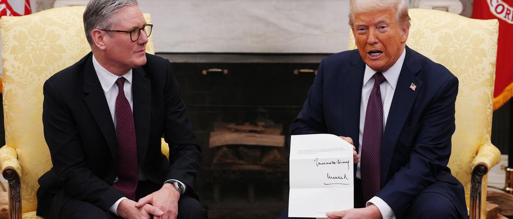Der britische Premierminister Keir Starmer überreichte US-Präsident Donald Trump eine Einladung von König Charles zum Staatsbesuch im Vereinigten Königreich. (Archivfoto)