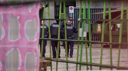 Justizbeamte stehen im Innenhof des Amtsgerichts Bielefeld. Dort in der Nähe fielen am Mittwoch Schüsse. (Archivbild) 